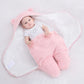 Un bébé content vêtu d'une tenue d'ours rose s'allonge confortablement sur une couverture Baby Prema en Polaire Ultra Doux et Moelleux, respirant la gentillesse et l'espièglerie.