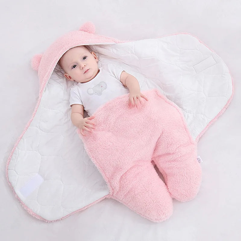 Un bébé content vêtu d'une tenue d'ours rose s'allonge confortablement sur une couverture Baby Prema en Polaire Ultra Doux et Moelleux, respirant la gentillesse et l'espièglerie.