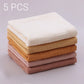 Une pile de cinq serviettes pliées dans différentes nuances allant du blanc au marron clair, étiquetées comme un ensemble de 5 pièces Lot de 5 Langes Bébé en Coton par BABY PREMA.