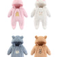 Quatre tenues BABY-PREMA Barboteuse à Capuche en ligne verticale de différentes couleurs - rose, blanc, bleu et marron - chacune comportant une petite poche avec une tête d'ours sur le ventre. Chaque tenue est faite pour les bébés.