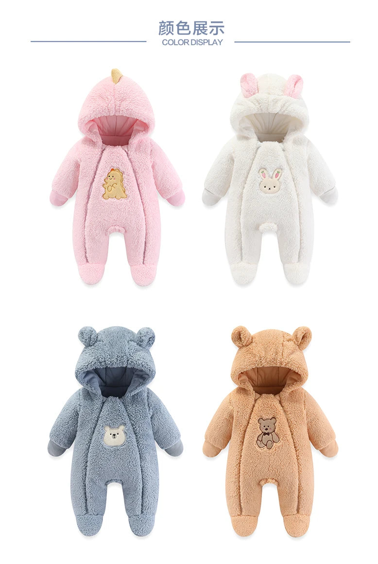 Quatre tenues BABY-PREMA Barboteuse à Capuche en ligne verticale de différentes couleurs - rose, blanc, bleu et marron - chacune comportant une petite poche avec une tête d'ours sur le ventre. Chaque tenue est faite pour les bébés.