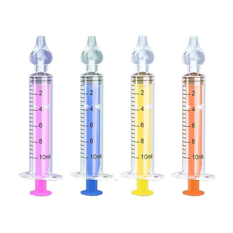 Seringues colorées Lavage de Nez Bébé sans aiguilles, chacune remplie d'un liquide de couleur différente, disposées côte à côte pour une utilisation en pédiatrie pour les bébés et enfants patients de BABY PREMA.