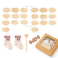 Une collection d'accessoires bébé, notamment des cartes numérotées en bois, une paire de chaussettes, des anneaux de dentition en bois, et le Coffret Cadeau Naissance Bébé de la marque BABY PREMA.