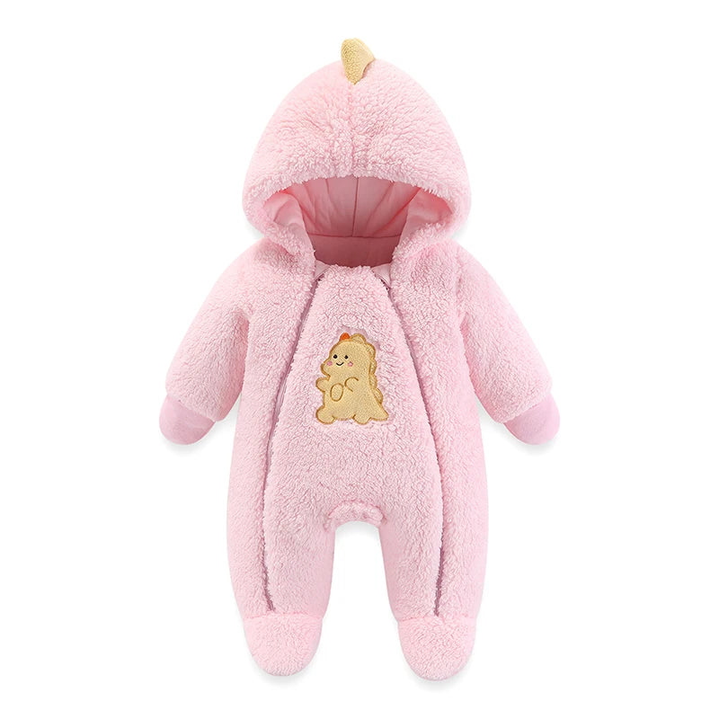 Une combinaison rose pour bébé avec une capuche, comportant un petit patch de dinosaure jaune sur la poitrine et une corne fantaisiste au sommet de la capuche. The BABY-PREMA Barboteuse à Capuche | Combinaison Epaisse Bébé s'affiche.