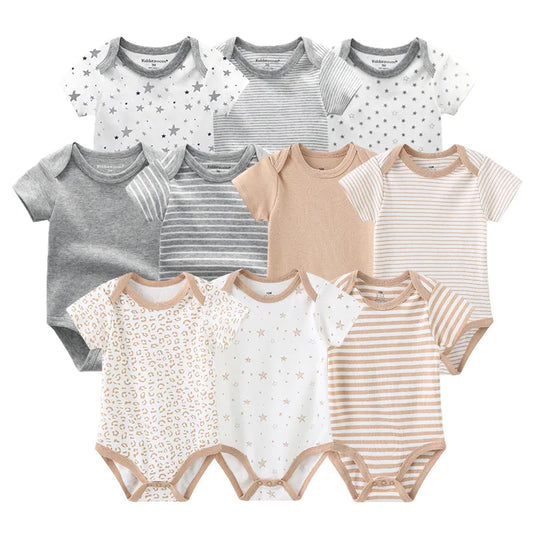 Une collection de Lot de 5 Bodys Coton | Agréables et conforts de BABY PREMA dans différents motifs et couleurs, dont des étoiles, des rayures et des motifs unis. Ces vêtements pour bébé sont disponibles dans une palette de couleurs apaisantes de blanc, de gris et de nuances de beige. Fabriqué à partir de bodys en coton pour un confort et une douceur ultimes.