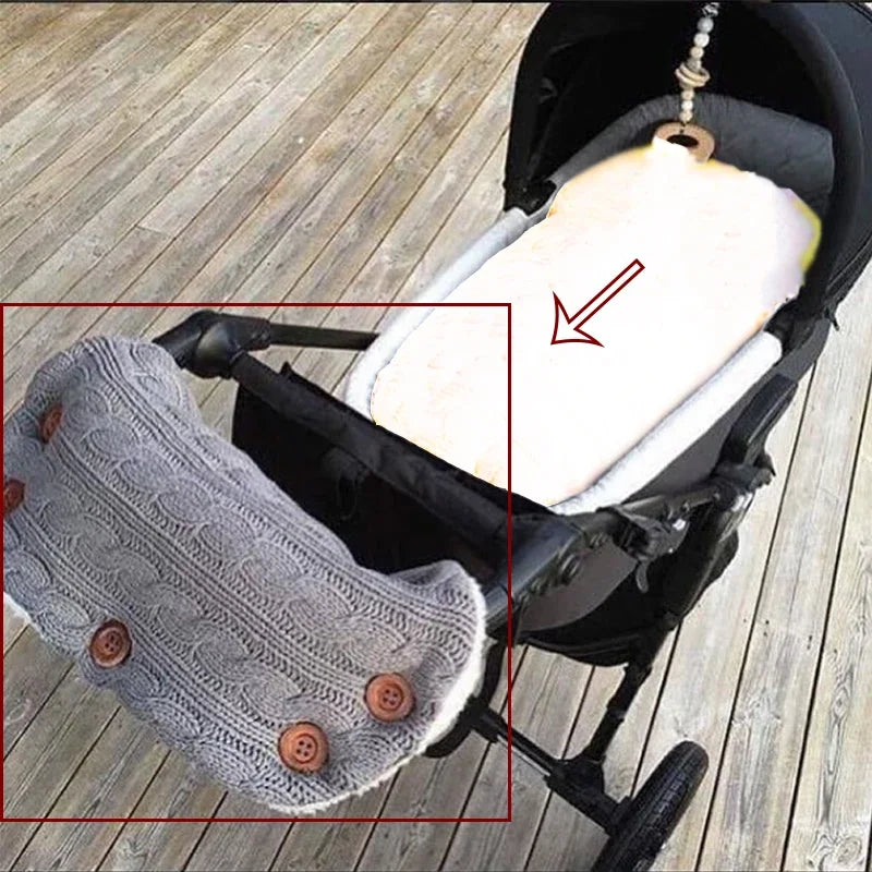 Une astuce astucieuse pour une poussette à partir d'un pull cardigan : la Couverture de Poussette Pour Bébé de BABY PREMA est drapée sur le cadre et boutonnée pour créer une chancelière douillette pour l'enfant, la transformant en un « accès » instantané.