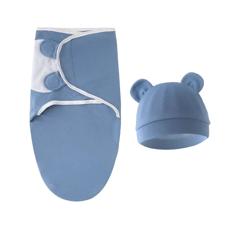 Un ensemble gigoteuse couverture ajustable BABY PREMA en bleu doux avec un bonnet assorti présentant de mignonnes oreilles d'ours.