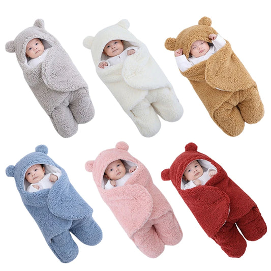 Six adorables bébés confortablement enveloppés dans des gigoteuses colorées Couverture bébé Nid D'Ange de BABY-PREMA, présentant un article bébé mignon et pratique conçu pour garder les tout-petits au chaud.