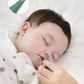 Un enfant paisible dort profondément tandis qu'une main douce coupe son petit ongle avec un Kit Manucure de Soins pour Bébé BABY-PREMA.