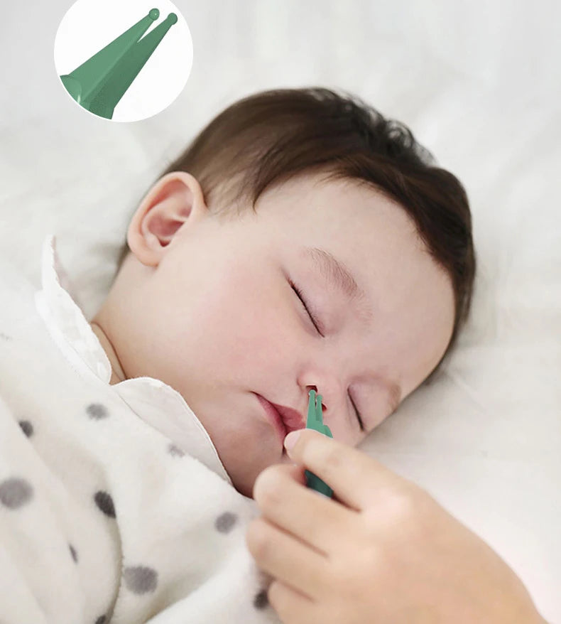 Un enfant paisible dort profondément tandis qu'une main douce coupe son petit ongle avec un Kit Manucure de Soins pour Bébé BABY-PREMA.