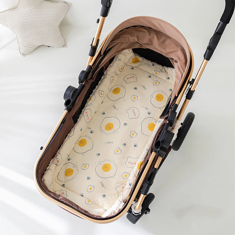 Un coussin de siège de poussette pour bébé vide avec un joli motif de poussin cartoon et fleurs, prêt pour une promenade BABY PREMA.