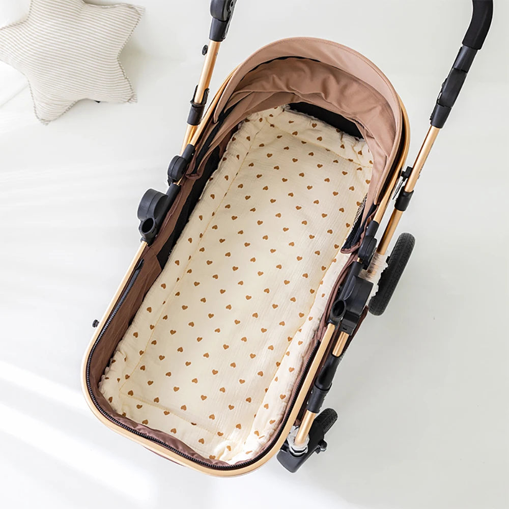 Un coussin de siège de poussette pour Bébé moderne vide avec un design élégant, doté d'un intérieur doux et rembourré avec un motif à pois, prêt pour une promenade confortable par BABY PREMA.