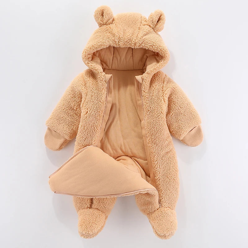 Barboteuse à capuche pour bébé en peluche douce, de couleur marron clair, conçue pour ressembler à un nôtre avec des oreilles sur la BABY-PREMA.
