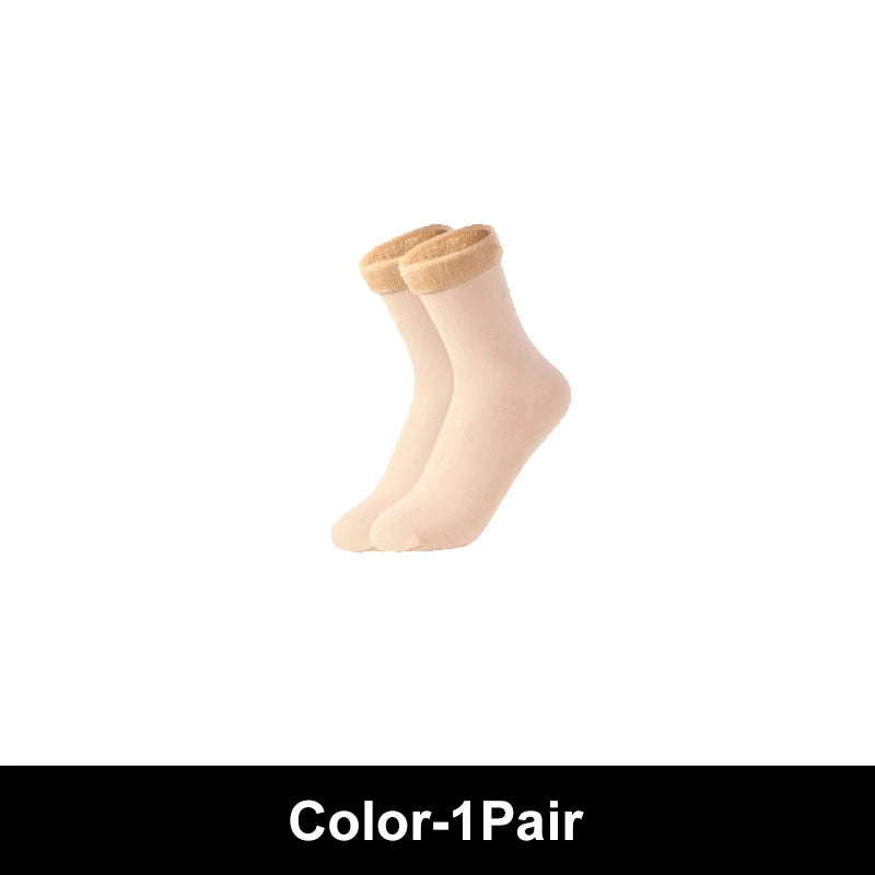 Une seule paire de socquettes Couverture en Polaire Ultra Doux et Moelleux de couleur claire présentée sur fond blanc, parfaites comme accessoires bébé de BABY PREMA.