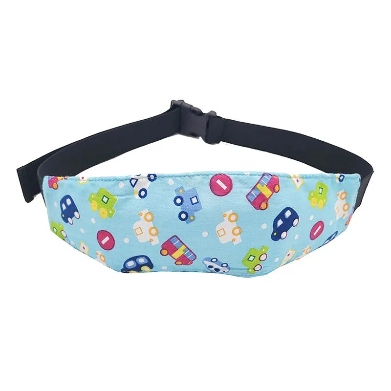 Une Ceinture de Soutien de Tête pour enfant colorée avec un motif de voitures et de champignons sur fond bleu clair, parfaite pour transporter les accessoires bébé de BABY PREMA.