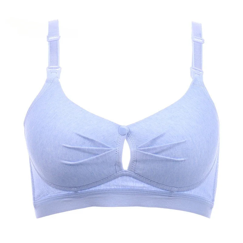 Un soutien-gorge Soutien d'Allaitement en Coton Bio bleu clair sans armatures avec des bretelles réglables et une fermeture sur le devant, conçu dans un style plume poids léger sur fond blanc de BABY PREMA.