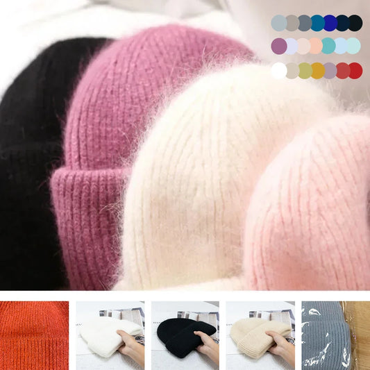 Une collection de Bonnets Angora pour Maman en laine douce et moelleuse, dans diverses couleurs, présentée dans un collage qui met en avant leurs textures accueillantes et une
