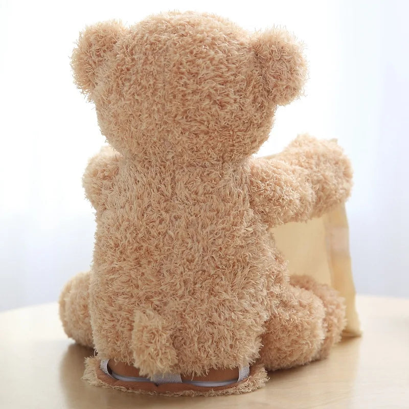 Le dos d'un Doudou peluche Teddy Ours Musical "Peekaboo" posé sur un fond doux et chaleureux, imitant la douce étreinte d'un bébé. (BÉBÉ PREMA)