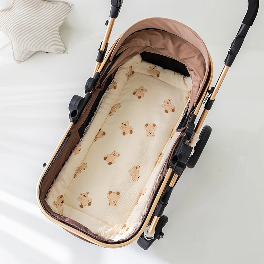 Un coussin de siège de poussette pour bébé vide avec un intérieur clair orné de motifs d'ours, présentant un espace confortable prêt pour un nourrisson de la marque BABY PREMA.