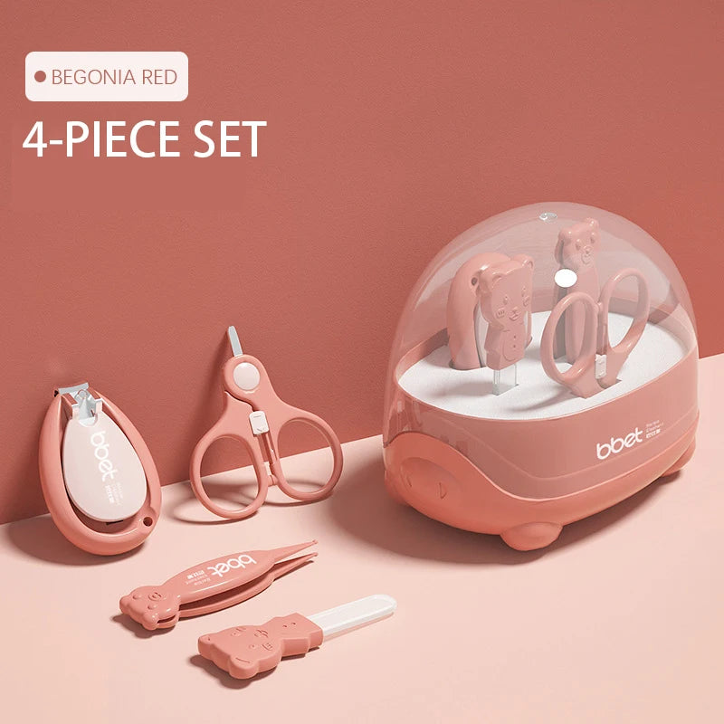 Un Kit Manucure de Soins pour Bébé BABY-PREMA en rouge bégonia avec un thème ours en peluche affiché sur fond assorti, conçu pour les besoins précoces d'un enfant.