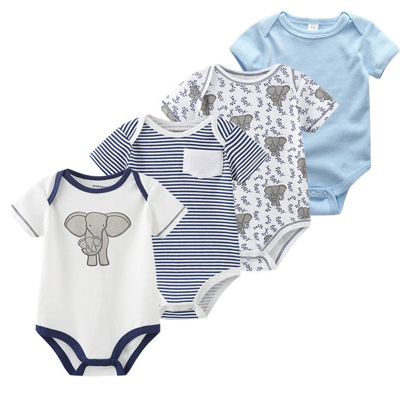 Quatre bodys pour bébé sont présentés, dont des motifs avec un graphique d'éléphant, des rayures bleues, un motif d'éléphant et du bleu clair uni. Fabriqués en coton doux pour un confort ultime, ils sont tous à manches courtes et parfaits pour l'été, dotés de fermetures à pression pratiques. Cet ensemble s'appelle le "Lot de 4 Bodies Coton Bébé Couleurs été" de BABY PREMA.