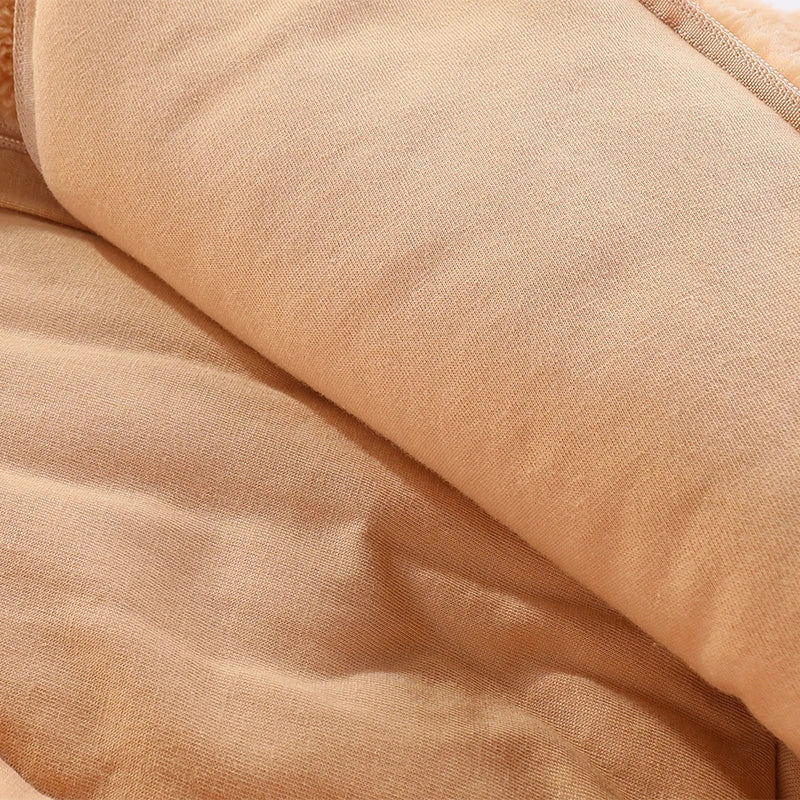 Texture en gros plan d'un tissu beige présentant des plis détaillés et un matériau en coton doux, idéal pour une Barboteuse à Capuche BABY-PREMA | Combinaison Épaisse Bébé.