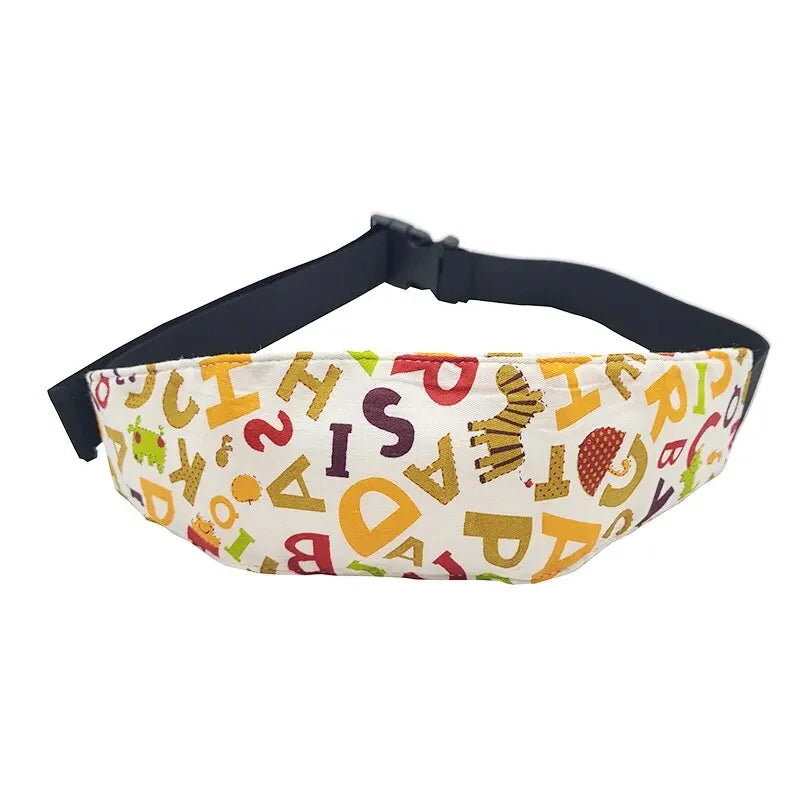 Accessoire bébé: Ceinture de Soutien de Tête de Siège | Voiture pour Bébé de BABY PREMA, avec un sac banane coloré à motif alphabet sur fond blanc.