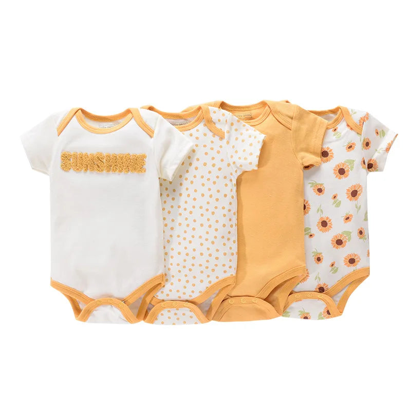 Quatre combinaisons bébé d'affilée : une blanche avec le texte "SUNSHINE", une avec des petits pois jaunes, une jaune unie et une avec un motif tournesol. Ce Lot de 4 Bodies Coton Bébé Couleurs été de BABY PREMA est parfait pour l'été.