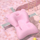 Environnement rose surréaliste mettant en vedette une Baignoire en Silicone pour Bébé BABY PREMA, entourée d'un sol à motifs géométriques, d'escaliers et de sphères conçues comme des accessoires pour bébé.