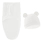 AFrank
Une Gigoteuse Ajustable Coton pour Bébé et un bonnet bébé blanc assorti avec de jolies oreilles d'ours sur fond blanc, parfaits pour un enfant prématuré.