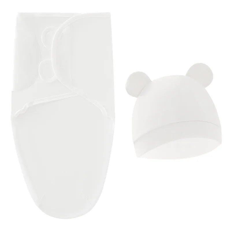 AFrank
Une Gigoteuse Ajustable Coton pour Bébé et un bonnet bébé blanc assorti avec de jolies oreilles d'ours sur fond blanc, parfaits pour un enfant prématuré.