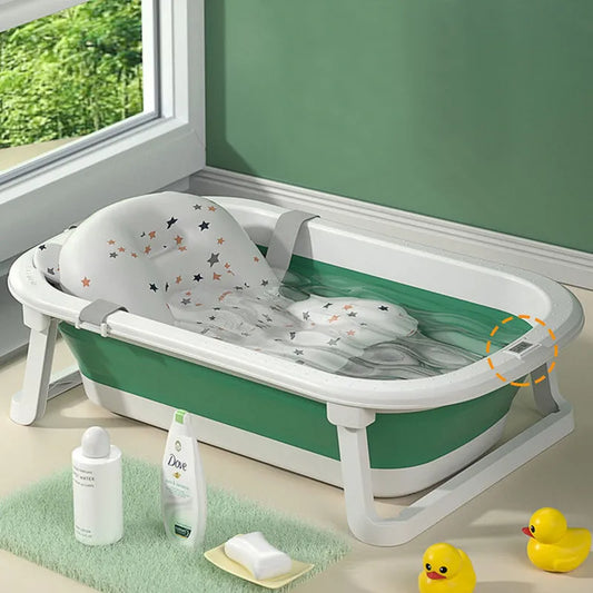 Accessoires bébé pour le bain : une Baignoire Pliable Bébé avec Thermomètre de la marque BABY PREMA, offrant un soutien confortable de type écharpe posé contre un fond tranquille, accompagné de produits doux pour.