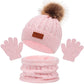 Un élégant ensemble d'accessoires d'hiver rose comprenant un BABY PREMA Ensemble 3Pièces Bonnet Gants pour Bébé avec un pompon en fausse fourrure, un cache-cou assorti et une paire de gants pour votre enfant.