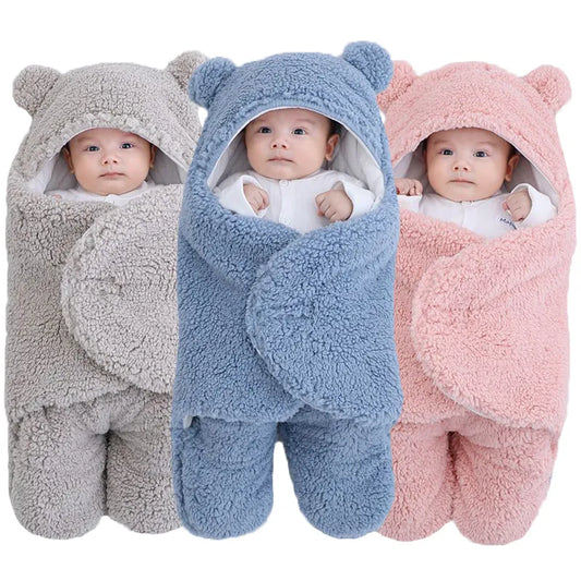 Trois adorables bébés enveloppés dans des couvertures Couverture Doux Bébé 0-7 Mois nécessaires pour bébé douillettes à oreilles d'ours en gris doux, bleu et rose de la marque BABY-PREMA.