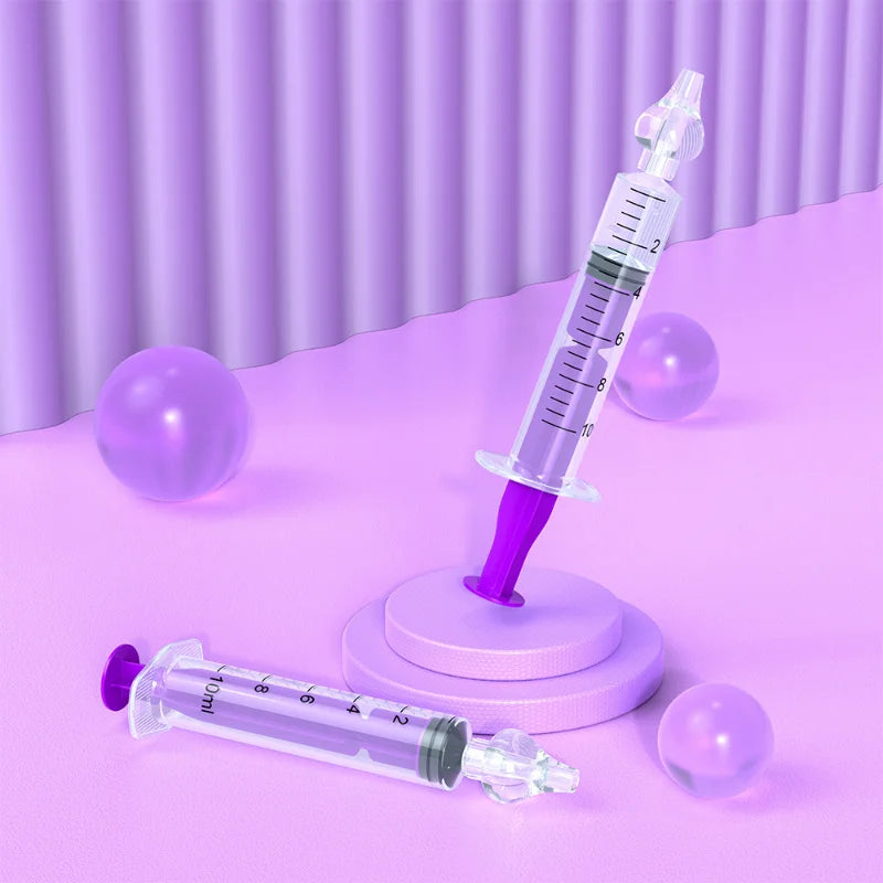 Une image rendue en 3D présentant deux outils de nettoyage nasal Baby-Prema surdimensionnés au look moderne et stylisé sur un fond violet et rose avec des formes douces et sphériques, évoquant une innocence enfantine.