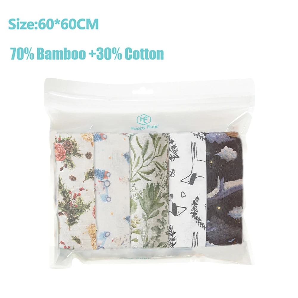 Un ensemble emballé de Langes Lot de 5 pièces Mousseline Coton & Bambou de BABY PREMA pour bébé avec divers motifs inspirés de la nature, mettant en valeur les matériaux combinés du produit, 70 % bambou et 30 % coton, ainsi que ses dimensions.