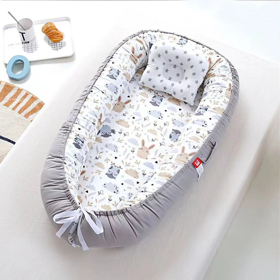 Un Nid de Cocoon portable Lit de Bébé confortable pour les bébés prématurés avec des motifs étoilés et des imprimés d'animaux de la forêt, sur un fond blanc épuré complété par un décor serein. (NOM DE MARQUE : BÉBÉ-PREMA)
