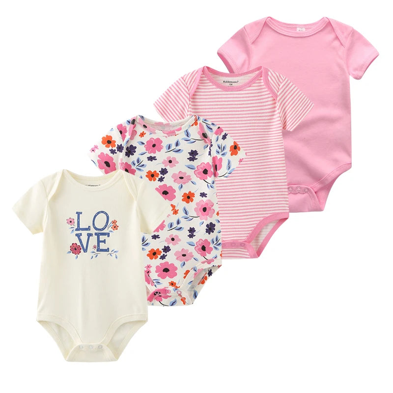 Quatre combinaisons pour bébé sont exposées dans une rangée : une avec "LOVE" et des fleurs, une avec des fleurs colorées, une avec des rayures roses et blanches et une rose unie. Ce Lot de 4 Bodies Coton Bébé Couleurs été de BABY PREMA est confectionné en coton doux pour un confort ultime.