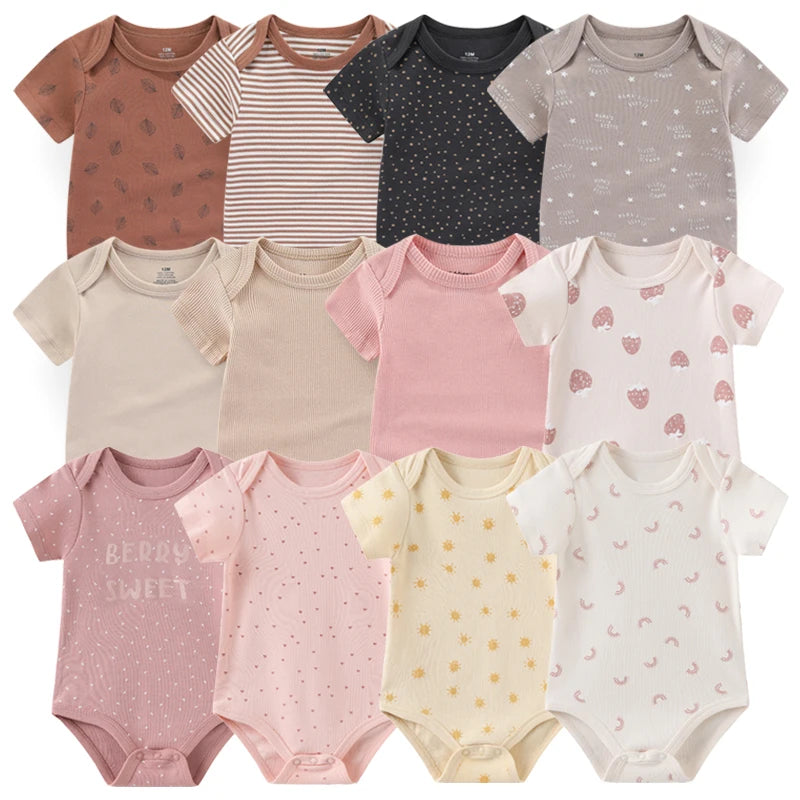 Une collection de douze grenouillères pour bébé de différentes couleurs et motifs, notamment des unis, des rayures et des imprimés avec des cœurs, des baies, des pois et des étoiles. Ce Lot 6 Body Coton Bébé Manches Courtes de BABY PREMA est joliment disposé en trois rangs pour votre bébé.