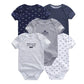 Cinq combinaisons pour bébé en gris, bleu et blanc avec divers motifs et textes disposés en rangées qui se chevauchent. Ce Lot de 5 Pièces 100% Coton pour Bébé à manches courtes de BABY PREMA est confectionné en coton doux pour un maximum de confort.