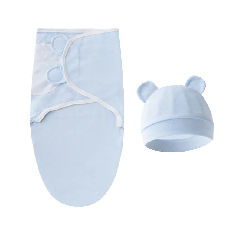 Lange d'emmaillotage BABY PREMA bleu avec bonnet assorti, avec de petites oreilles sur le dessus, affiché sur un fond blanc.