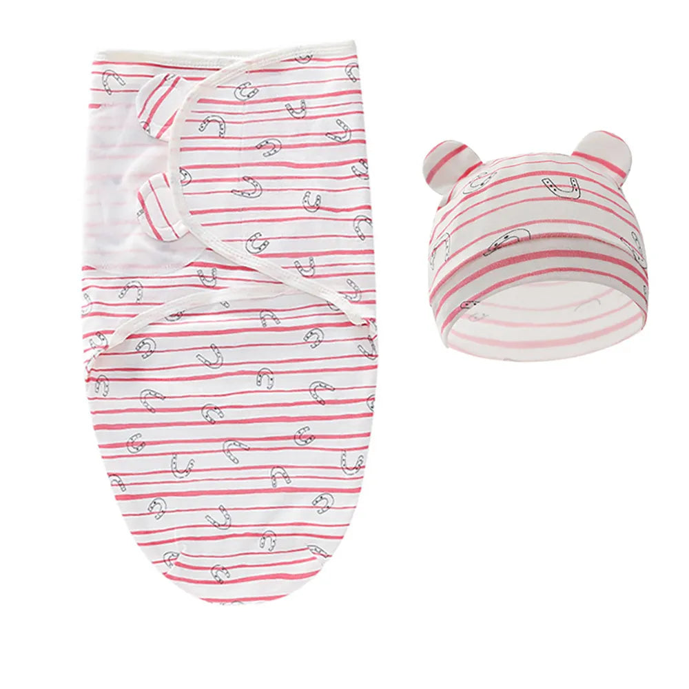 Couverture Bébé Emmaillotage douillette pour bébé avec bonnet assorti et accessoires d'hygiène bébé dans un motif rayé blanc et rose avec des illustrations fantaisistes dessinées au trait par BABY PREMA.