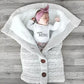 Une sieste paisible pour bébé, confortablement enveloppée dans une Couverture de Poussette Pour Bébé tricotée BABY PREMA avec un joli bandeau, incarnant l'essence pure de la tranquillité et du nécessaire pour bébé.