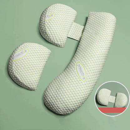 Image d’un oreiller ergonomique blanc en plusieurs pièces sur un fond vert clair. Les Coussins Oreillers de Grossesse de BABY PREMA comprennent un oreiller incurvé et deux petites pièces détachables, toutes avec un motif hexagonal et l'étiquette « proactive ». Un encart montre l'ensemble d'oreillers assemblés sur un lit pour un confort et un soutien optimal.