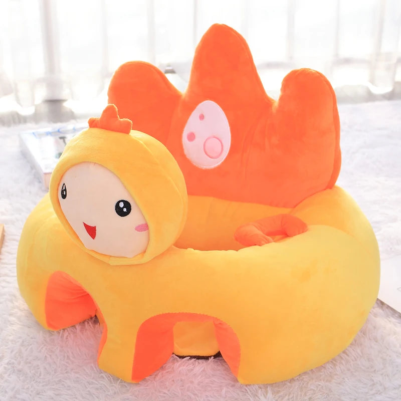 Une peluche représentant un poussin jaune PETIT BABY PREMA avec un bonnet à pompon blotti dans un coussin douillet en forme de renard orange vif Siège Apprentissage Position Assise Bébé.
