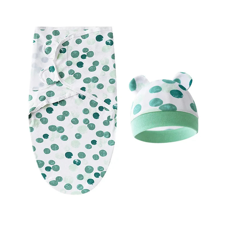 Un emmaillotage douillet pour prématuré avec un motif à pois verts avec un bonnet assorti orné de jolies oreilles d'ours de BABY PREMA Ensemble Gigoteuse Couverture Ajustable | 100% Coton Pour Bébé.