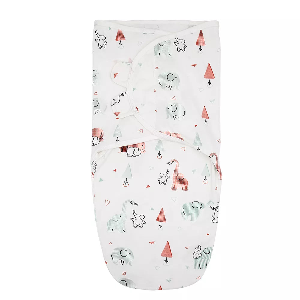 Un emmaillotage douillet pour bébé Couverture Bébé Cocoon 100% Coton nécessaire pour bébé, avec un motif ludique mettant en vedette des éléphants, des arbres et des formes géométriques de BABY PREMA.