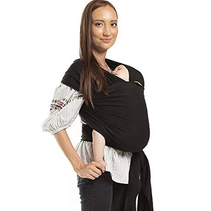 Une Femme portant son bébé avec une Écharpe. Un Porte-Bébé en Coton Extensible 0 à 36 mois. Noir - BABY PREMA
