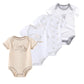 Le Lot de 4 Bodies Coton Bébé Couleurs été de BABY PREMA, en coton doux doux pour le confort, présente divers motifs avec des motifs d'animaux et des textes comme "Petit" et "Petit Roi". Des bodys parfaits pour bébé pour l'été.