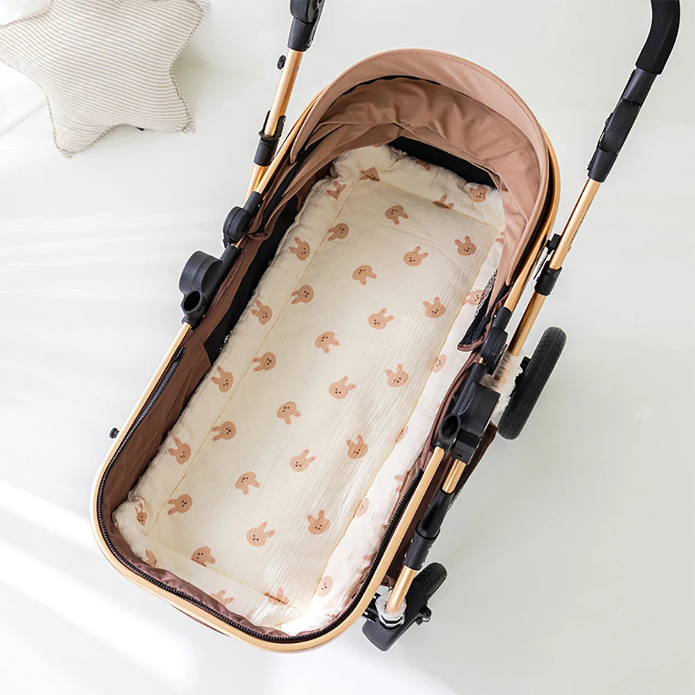 Une poussette bébé BABY PREMA moderne et vide avec un Coussin de Siège de poussette pour Bébé avec un joli imprimé ours, positionné sur un fond clair, prête à être accessoirisée avec les derniers accessoires bébé.